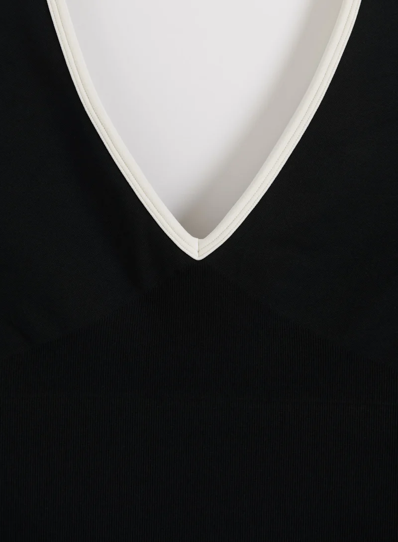 Black Cream Shape Seamless Deep Cut Singlet