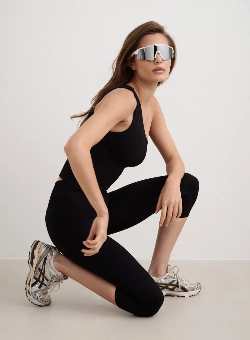 Black Shape Seamless Capri Tights