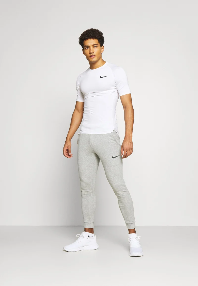NIKE Herren Sporthose DF PNT TAPER FL - Dri-FIT Komfort
